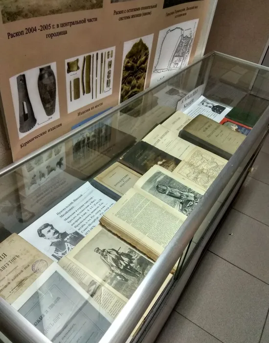 vystavka-iz-czikla-k-yubileyu-knigi-v-holle-iiae-dvo-ran-1