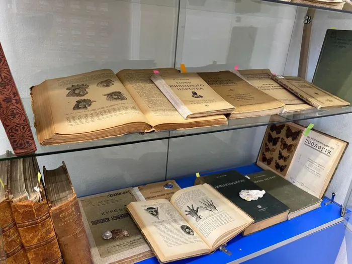 vystavka-pod-starymi-perepletami-v-nnczmb-dvo-ran-2