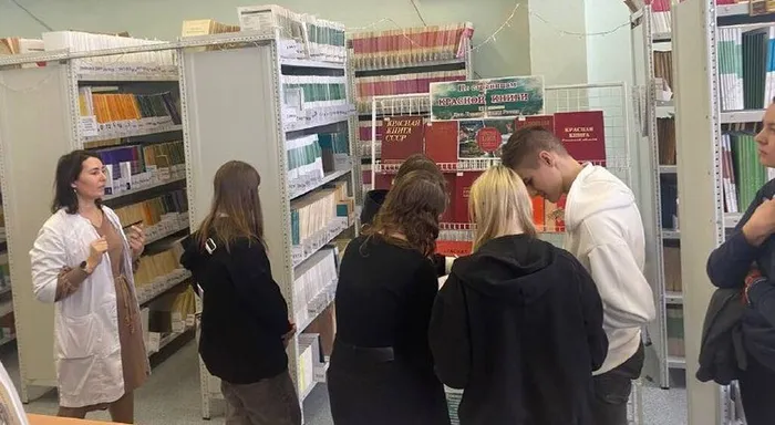 Экскурсия для школьников в отдел библиотеки при ФНЦБ1